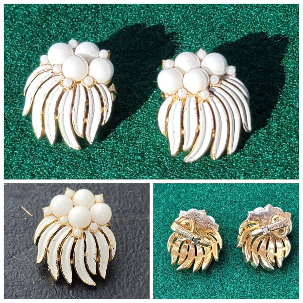 Vtg Trifari Signed Gold Tone White Enamel Cluster Clip-on Earrings